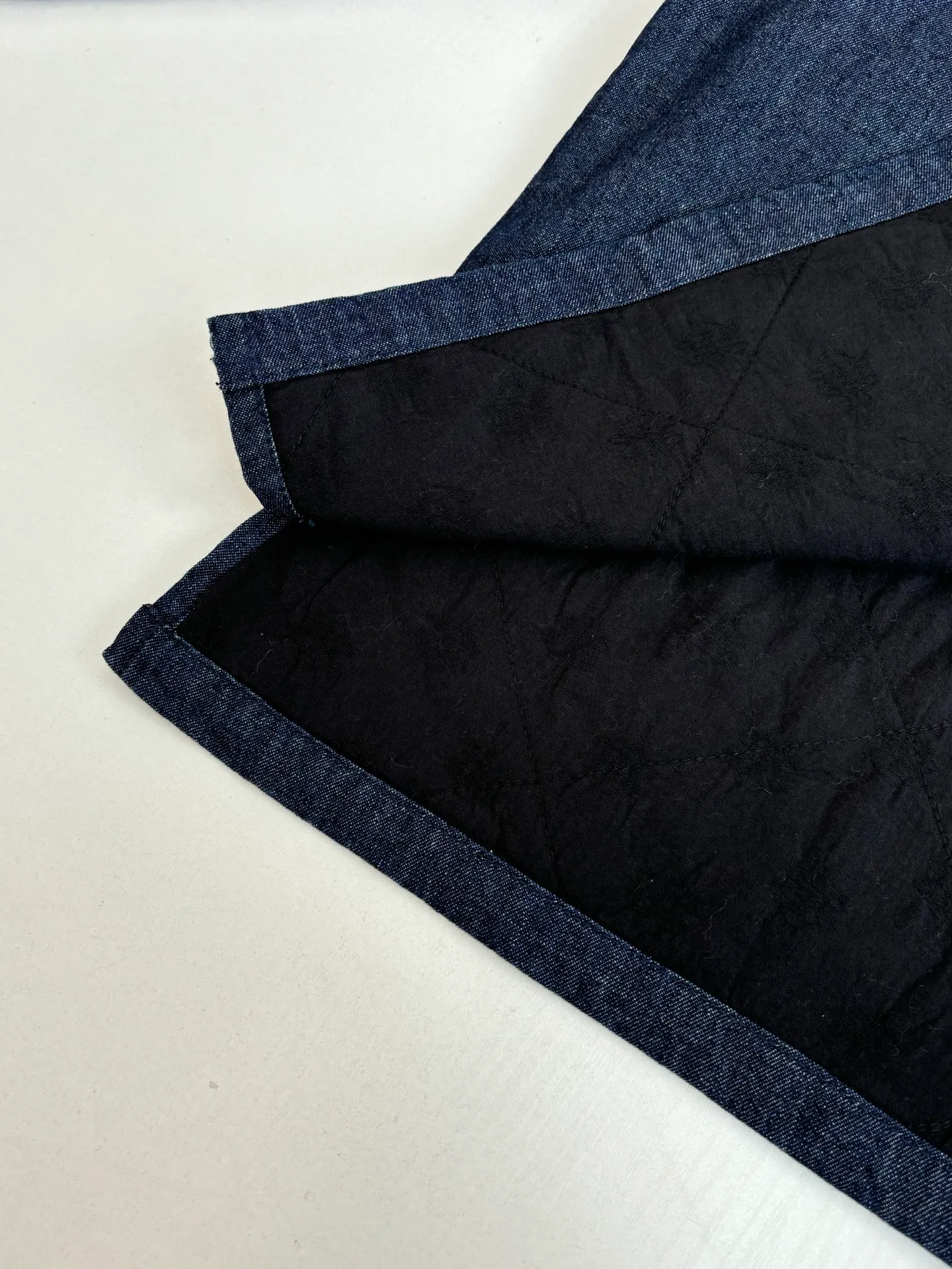 P650 Chrome Hearts*/Chrome Hearts 26 new denim shirts and cotton clothes. The original domestic spot purchase is 3.4W. The development cost is extremely high. The fabric is made of high-density pure cotton twill denim imported from Italy. It is washed and tested N times according to the original color. The jacquard lining requires a minimum order of 1,000 meters. The loss is huge. The quilting is made of Xinjiang cotton. It is thick and warm. The printing is based on the original version. It is printed with hand glue. The auxiliary material collar label is made of imported lambskin. Size: S/M/L